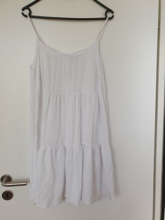 Sommerliches, weisses Mädchenkleid