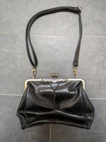 Vintage Handtasche aus Leder schwarz mit Bügelverschlusd