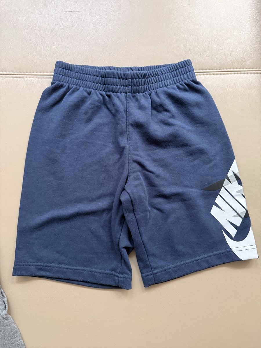 Nike Pantaloni: Nike shorts navy blue size S like new – Nuovo (secondo la descrizione) da Diessenhofen venduto da mar_8cyl