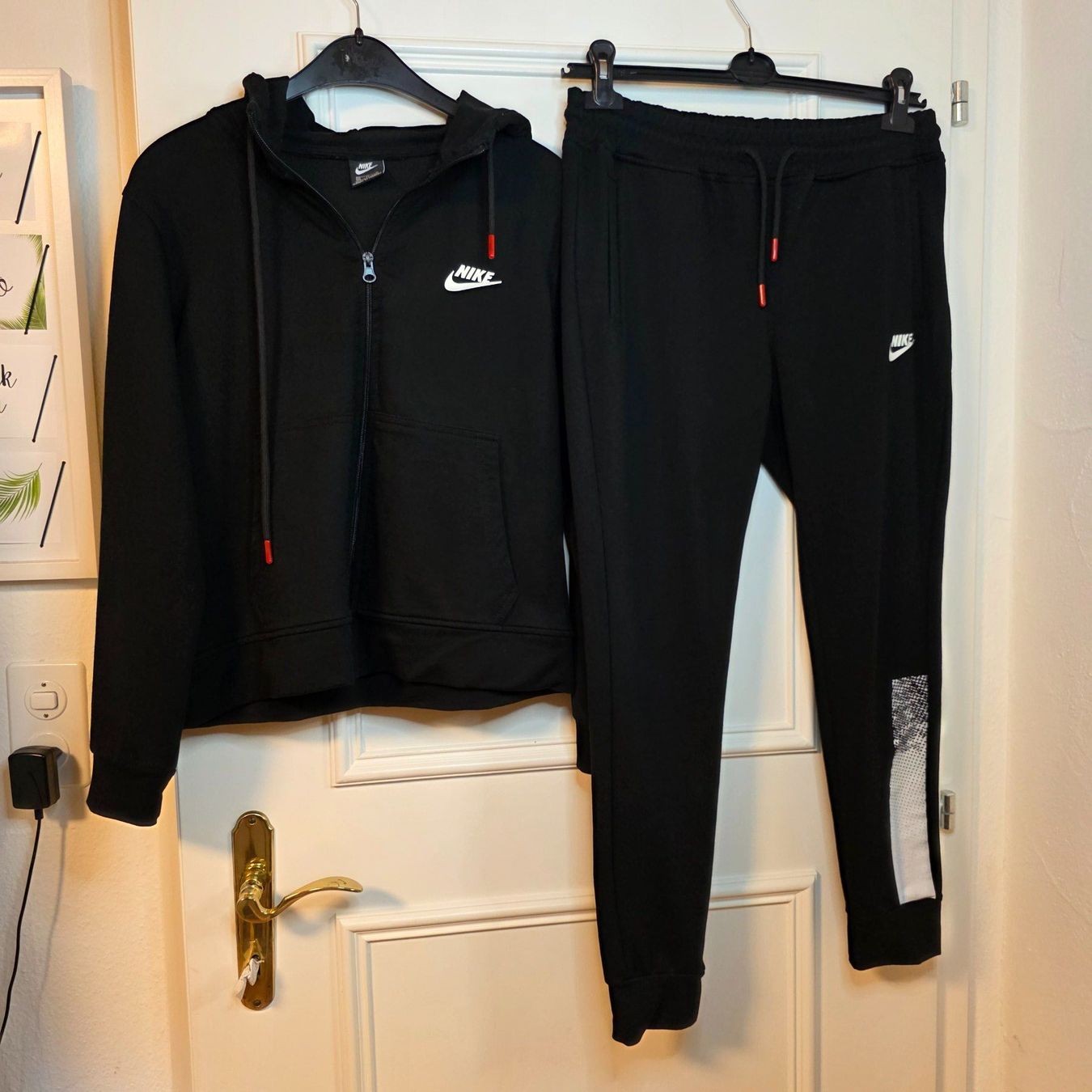 Nike Anzüge & Kostüme: Nike Trainingsanzug Set schwarz M  Neuwertig – Gebraucht aus Wald ZH von CapLux 1
