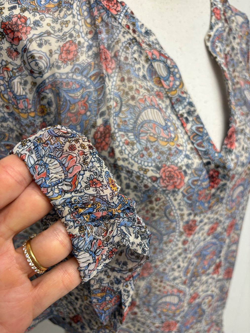 Cinque Camicette: Cinque leichte Bluse Blumenmuster Gr. 38 Viskose blau – Usato da Regensdorf venduto da secondchancefashion 3