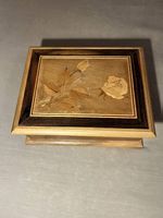 Holzbox mit Rosenintarsen