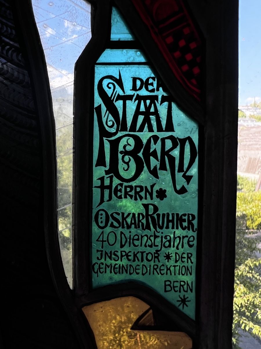 Autres antiquités ou arts: Glaskunst L. Halter Glasgemälde Ritter mit Bär und Buch – D'occasion à Neuenegg par Magosaurus 2