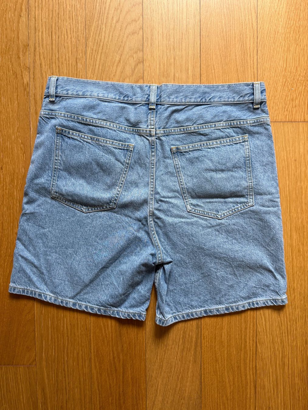 Jeans: COS Shorts Jeans / Denim 32 Relaxed hellblau – D'occasion à Bern par samuelmeier94 1