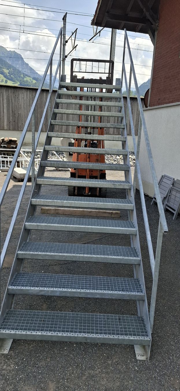 Scale: Treppe verzinkt mit Geländer – Usato da Reichenbach i. K. venduto da Wskorpion 1