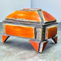 Ancien coffret à bijoux berbère marocain en os et laiton