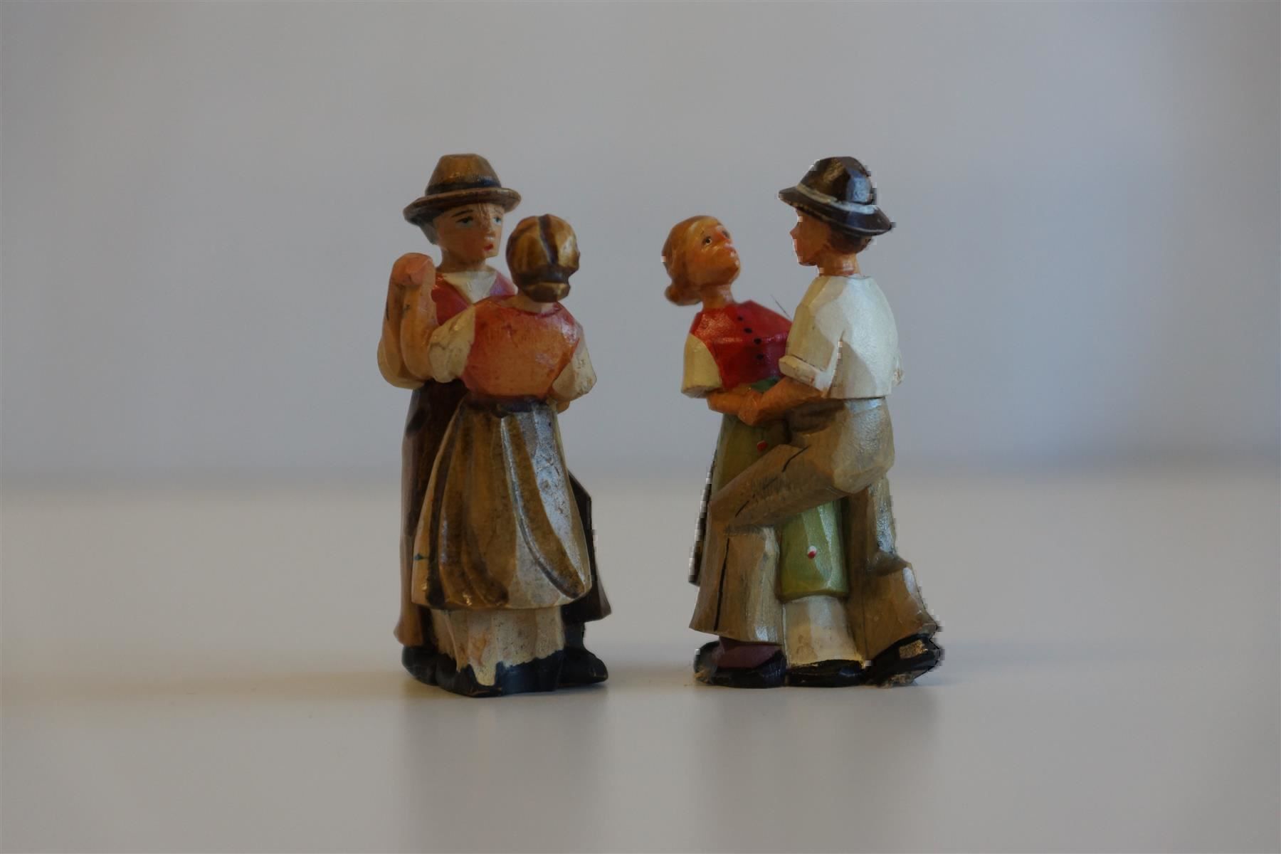 Articles en bois: 2 tanzende Ehepaare , geschnitzt – Neuf avec emballage d'origine à Brienz BE par P.Edelweiss 1