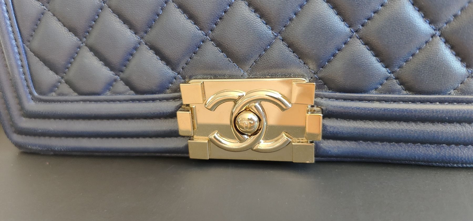 Chanel Borse da donna: Chanel Boy bag, old medium, navy / gold – Usato da Meilen venduto da Aphrodite87 5