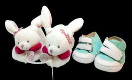 pantoufles lapin Doudou & Cie + baskets Obaïbi 6-12 mois