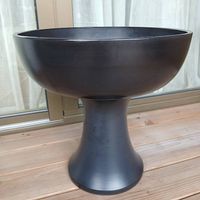 Grosse Keramik-Pflanzschale auf Sockel  50 cm  Dunkelbraun