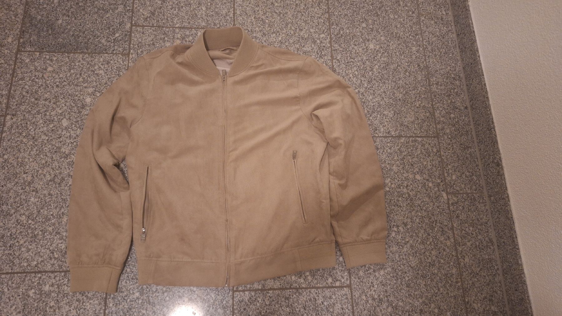 Giacche: Herren Jacke, Wildleder-Optik, Grösse XL – Nuovo e nell'imballaggio originale da Ruswil venduto da Holzfisch
