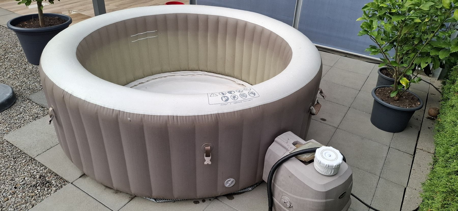 Bains à remous: INTEX Pure Spa, aufblasbarer Whirlpool – Défectueux à Emmen par Tigerlady 3