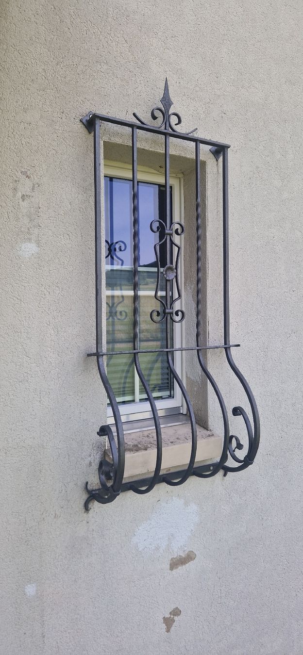 Griglie e Inferriate: Schmiedeeisernes Fenstergitter – Usato da Hofstetten SO venduto da Lolo320