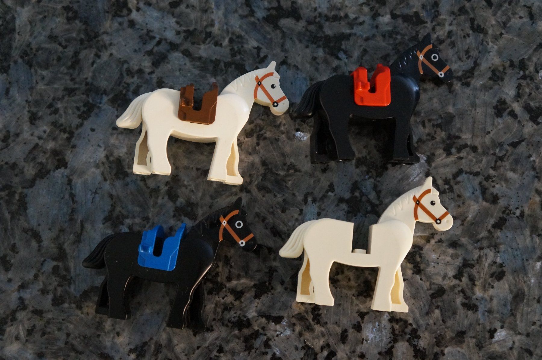 Lego Spielzeuge: Lego 4 Pferde – Gebraucht aus bronschhofen von blackpearl01