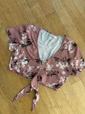 Pull&Bear Crop Top à Fleurs - Parfait pour l'été!