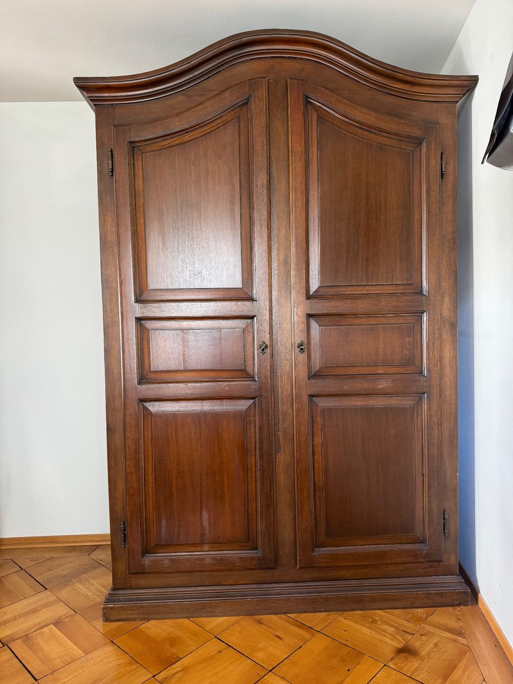 Armoires: Antiker Holz-Kleiderschrank – D'occasion à Luzern par nic_ole12
