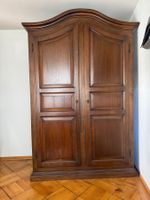 Antiker Holz-Kleiderschrank