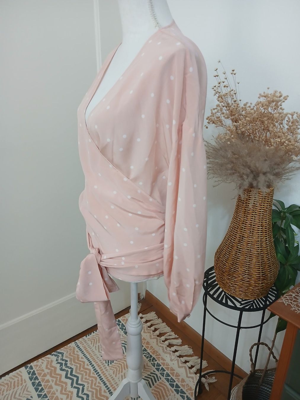 Sezane Camicette: Wickelbluse Sezane; Gr.44, 100% Seide – Nuovo (secondo la descrizione) da Luzern venduto da Tavolna 1