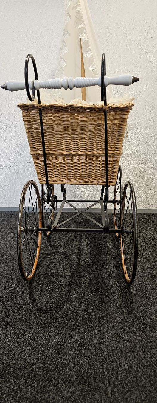 Culle: Antiker Stubenwagen – Usato da Diepoldsau venduto da Holzjrg 6