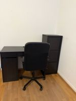Schreibtisch mit Stuhl und Komode