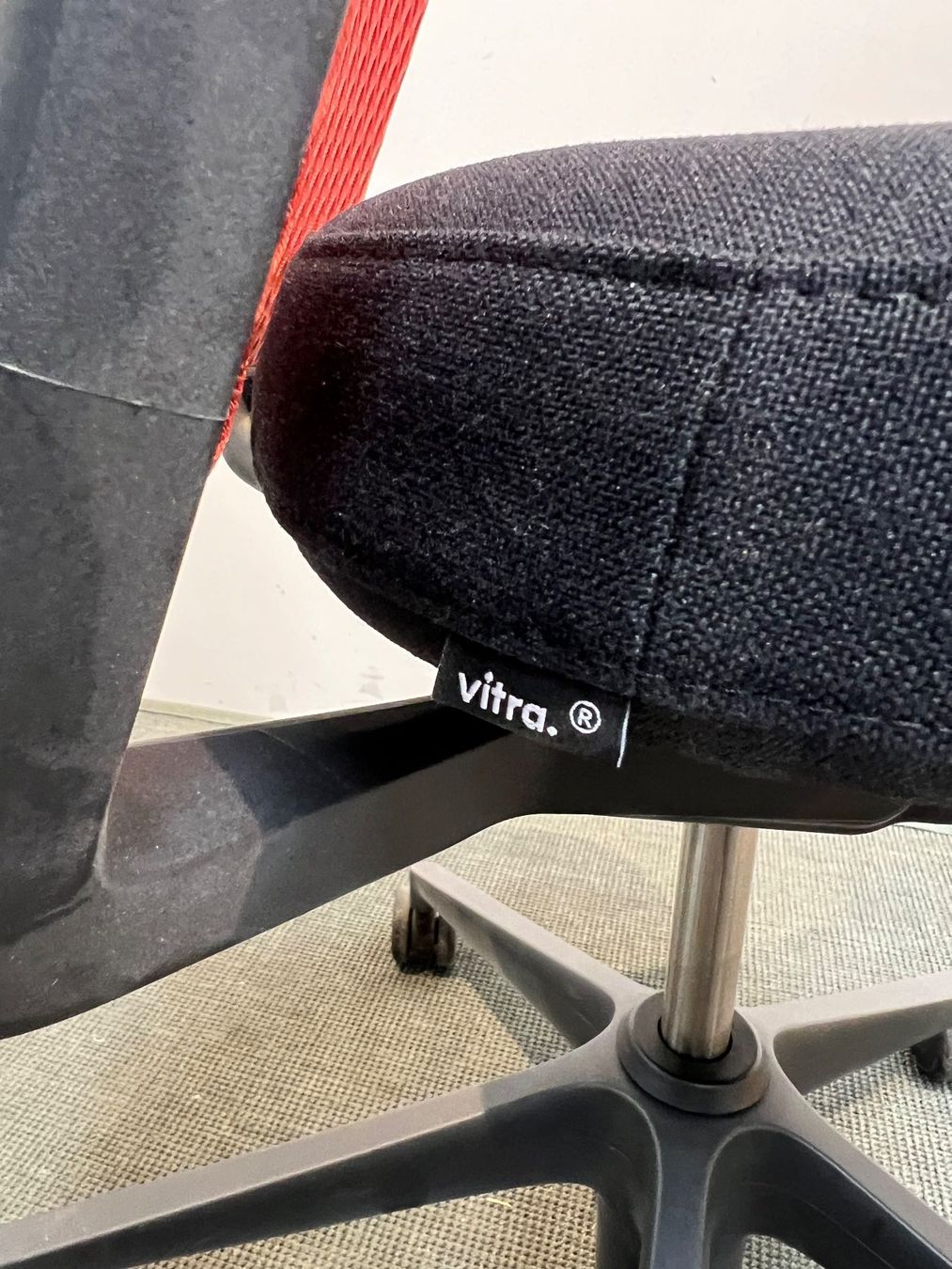 Vitra Sedie: VITRA ID Mesh Bürodrehstühle – Usato da Wangen an der Aare venduto da TBYN 7