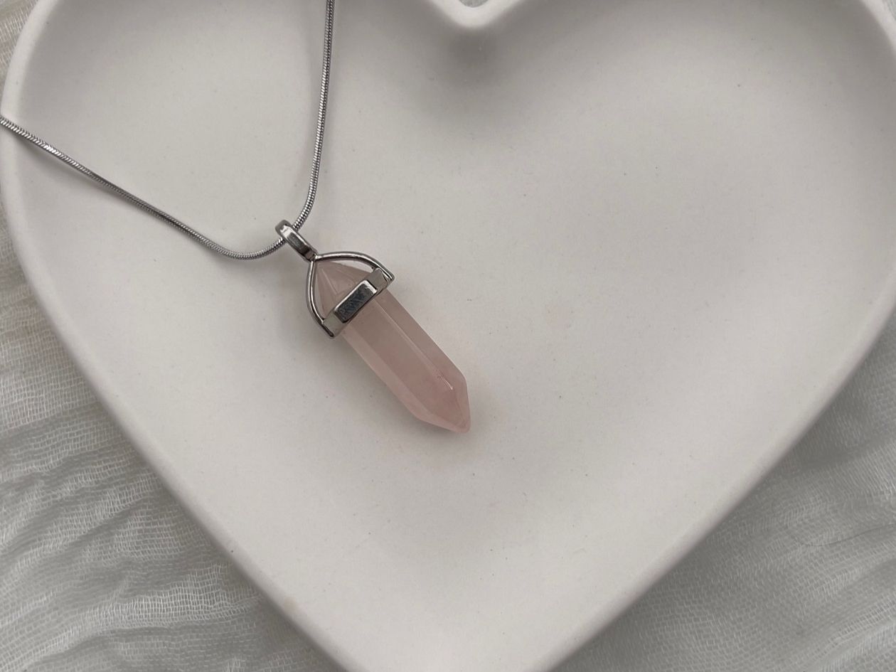 Ciondoli: Pendentif Menhir en quartz rose – Nuovo e nell'imballaggio originale da Pully venduto da sunaddict 1