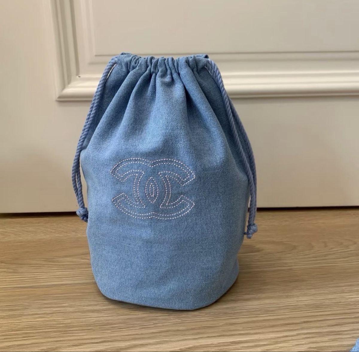 Borse: Chanel Denim Pouch Bag Drawstring – Nuovo e nell'imballaggio originale da Chur venduto da Madeys