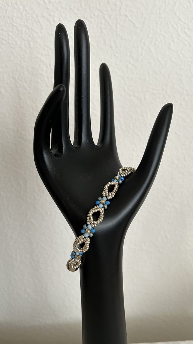 Bracciali & Braccialetti: Handgemachtes Perlenarmband, blau/silber – Nuovo (secondo la descrizione) da Ettiswil venduto da nat_9vgc