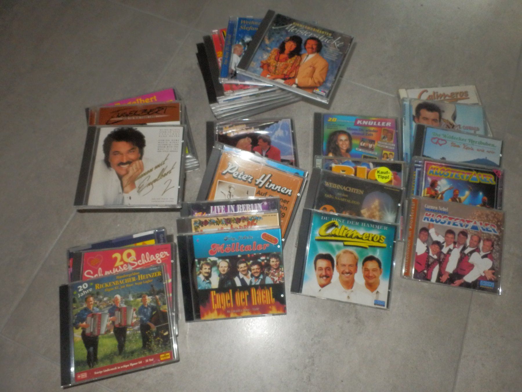 CD: Lot de 45 CD de variété folklorique et divers groupes – Usato da Apples venduto da Photec18