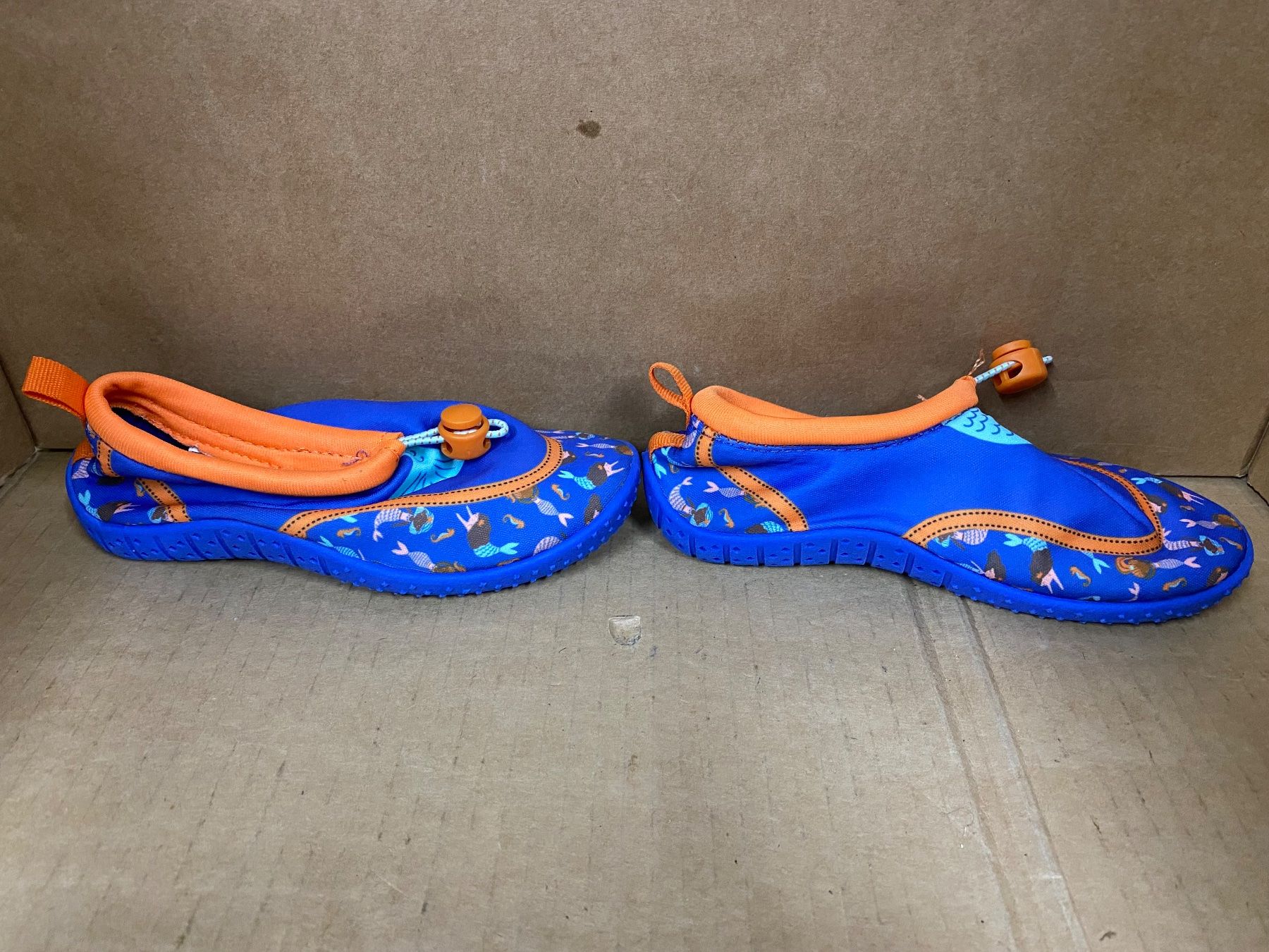 Scarpe per ragazzi: Wasserschuhe blau Grösse 28 – Usato da Eschlikon TG venduto da RamonaSt 1