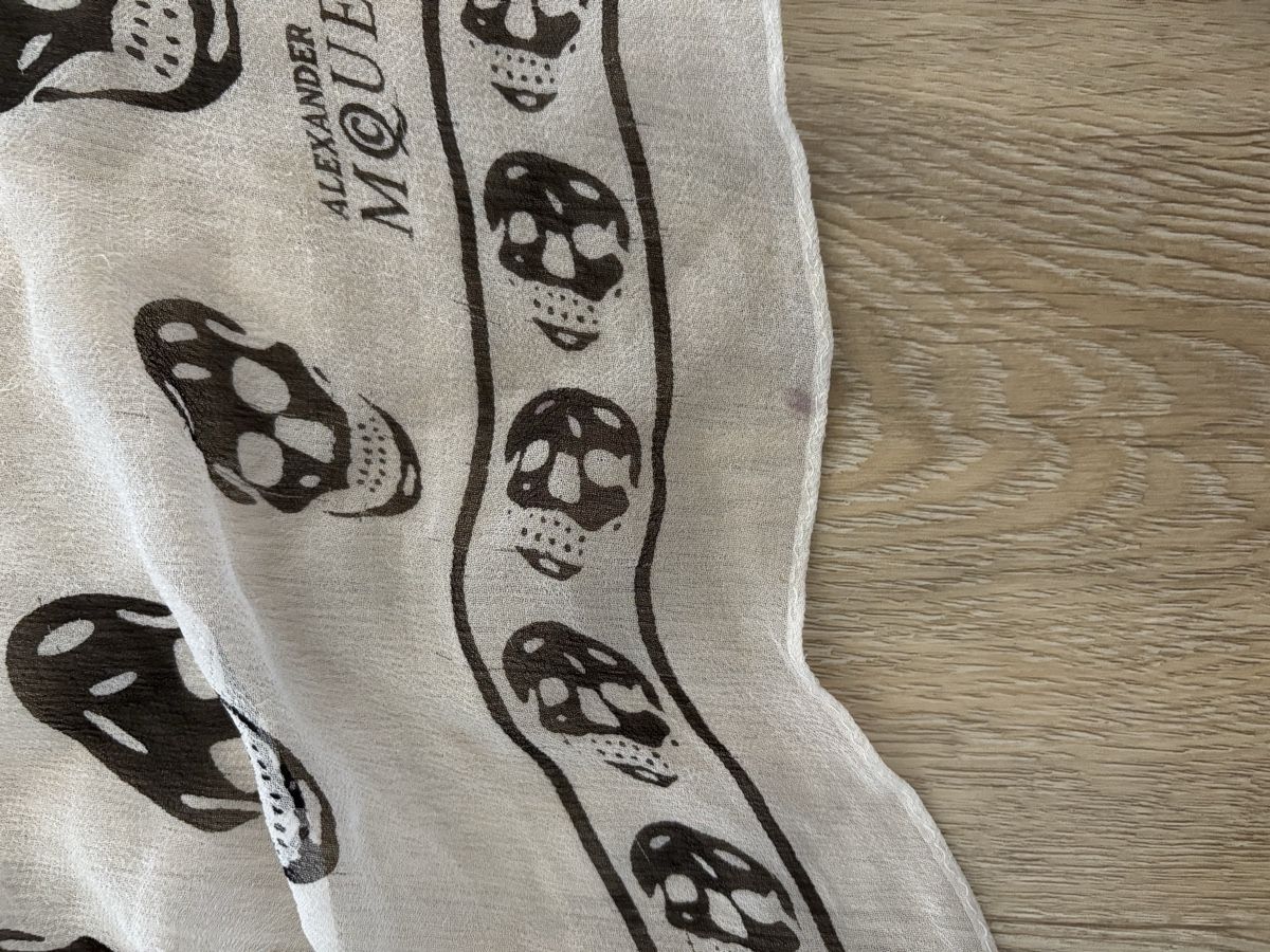 Alexander Mcqueen Foulards, Tücher & Schals: Alexander McQueen Seidenschal weiss (used) – Gebraucht aus Männedorf von Topolina87 6