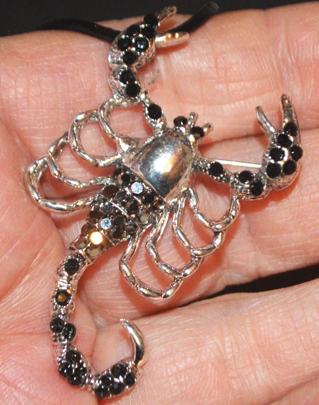 Spille & Fermagli: Brosche oder Halskette L-6706 – Skorpion schwarz mit Strass – Nuovo e nell'imballaggio originale da Goldiwil (Thun) venduto da han_v5b7