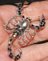 Brosche oder Halskette L-6706 – Skorpion schwarz mit Strass