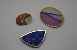 3 broches en métal et tissu