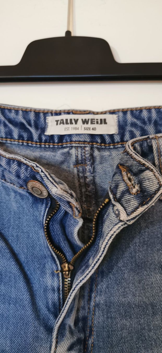 Jeans: Jeans aux genoux troués – Usato da Tavannes venduto da shannonmeylan2003 3