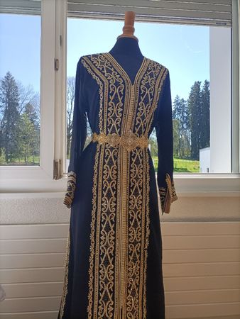 Robe caftan longue noire brodée dorée neuf jamais porté 