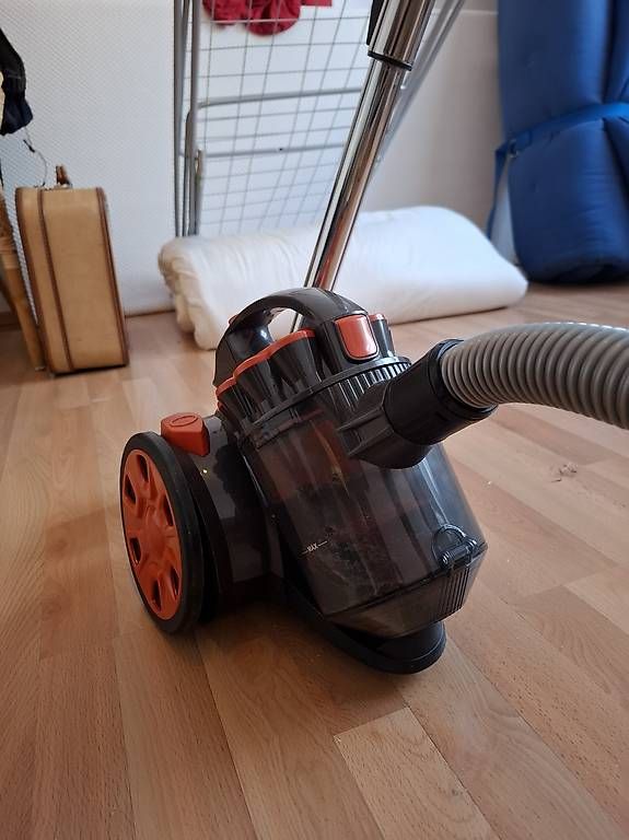 Aspirapolveri & Accessori: Beutelloser Staubsauger – Usato da Bern venduto da Michoe