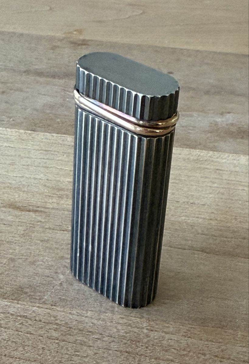 Cartier Accendini: Original Oval Ribbed Cartier Trinity Feuerzeug – Usato da Embrach venduto da watchesandlighters 2