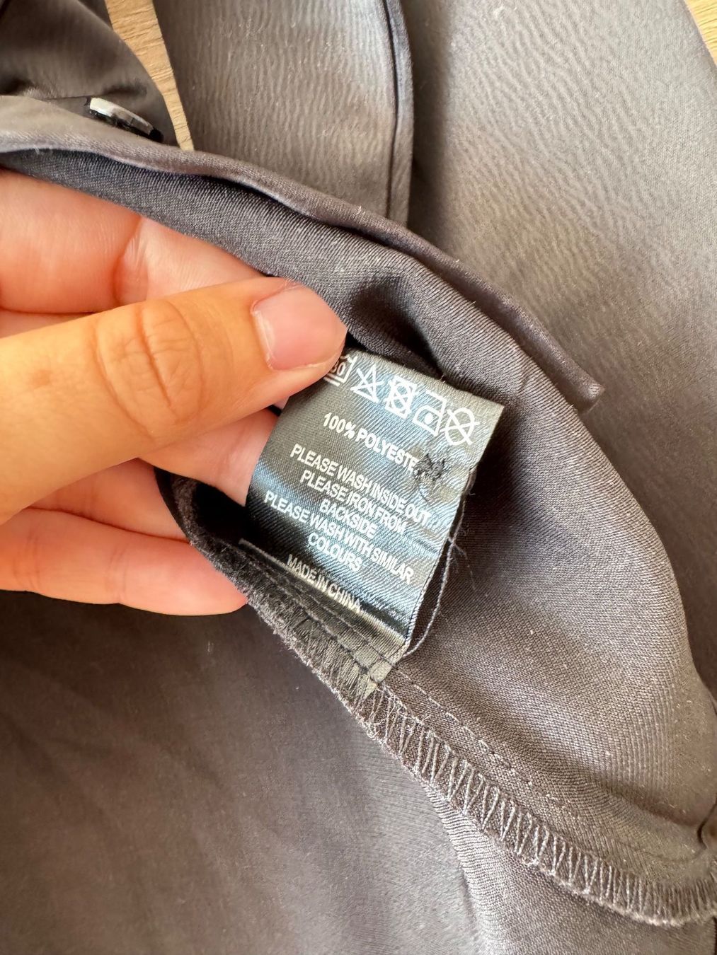 Zebra Camicette: Chemise noire satinée – Usato da Montreux venduto da Izapechee 4