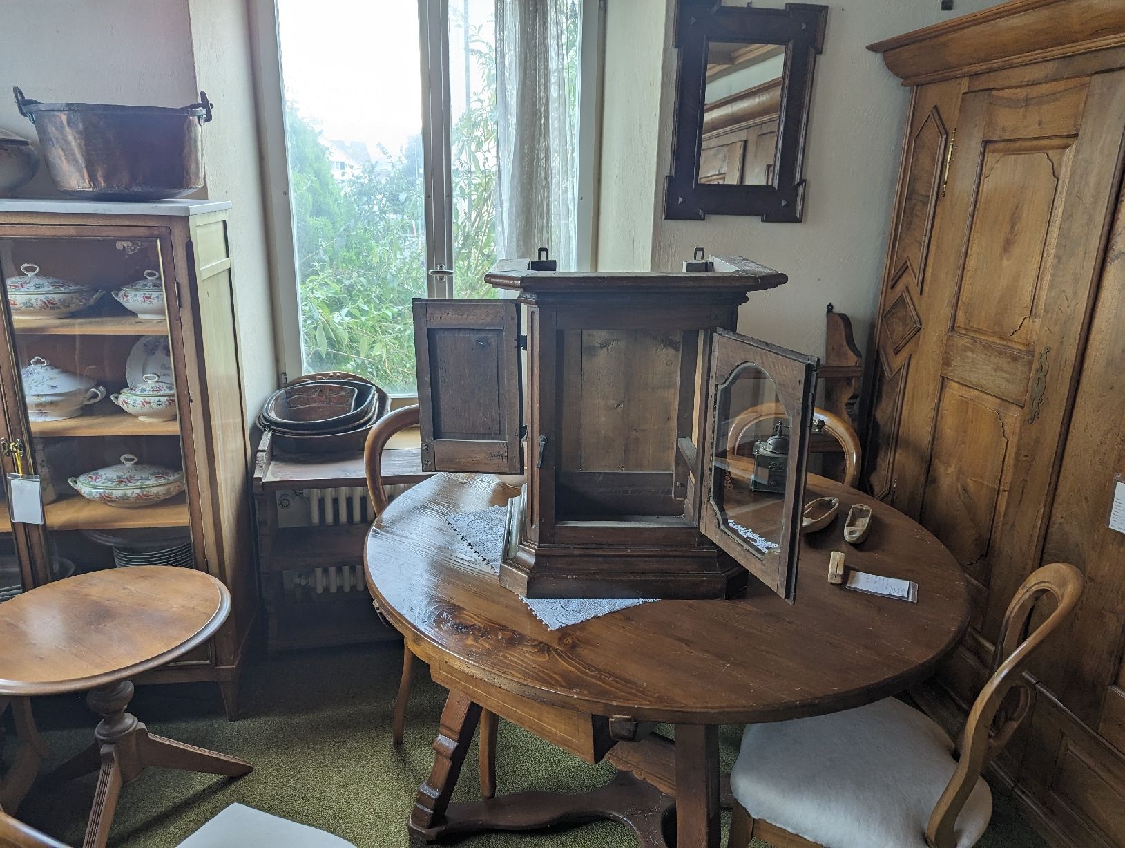 Vetrine: Vitrine Nussbaum ca 1800 – Usato da Stäfa venduto da MichaelHiu 1