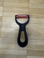 Pelapatate nero multifunzionale, ideale in cucina!