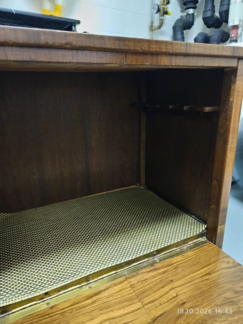 Ladenausstattungen & Messebau: Minibar auf Rollen mit Klappe – Gebraucht aus Bergdietikon von Riviera83 6