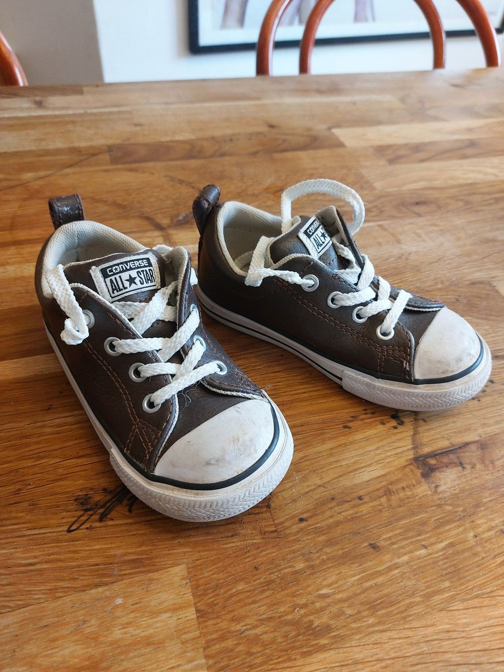 Converse Schuhe für Jungen: NUR VERSAND! Echte braune Leder Chucks Converse EU 24 – Gebraucht aus Schaffhausen von labor1985