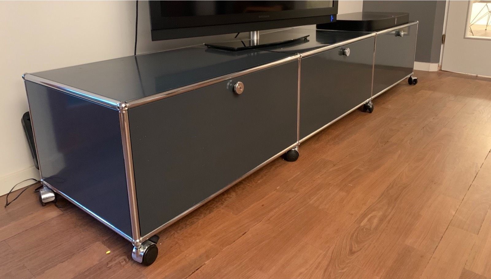 USM Mobili TV: USM TV Lowboard Anthrazit(Preis VB) – Usato da Zürich venduto da LUXUS2020 1