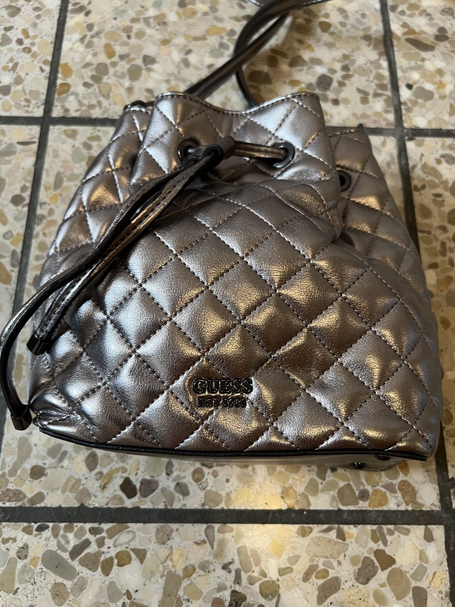 Guess Borse da donna: Guess Beuteltasche Metallic Silber gesteppt Handtasche – Usato da Bad Zurzach venduto da Heugumper7 2