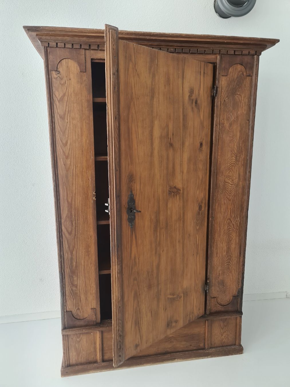 Schränke: Antiker Schrank – Gebraucht aus Uster von Cruleye 7