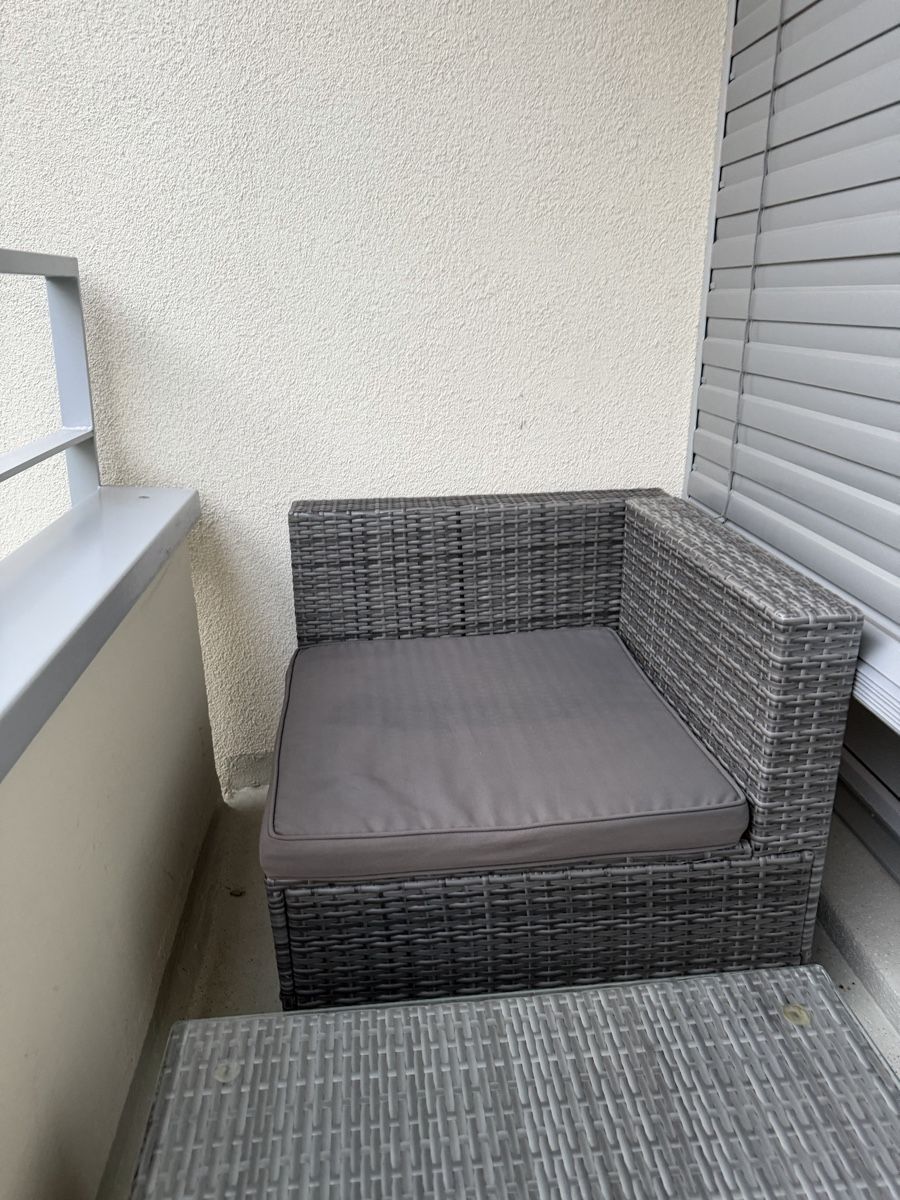 Sofas: Ecksofa aus grauem Polyrattan mit Beistelltisch – Gebraucht aus Zürich von ern_5jv6 1