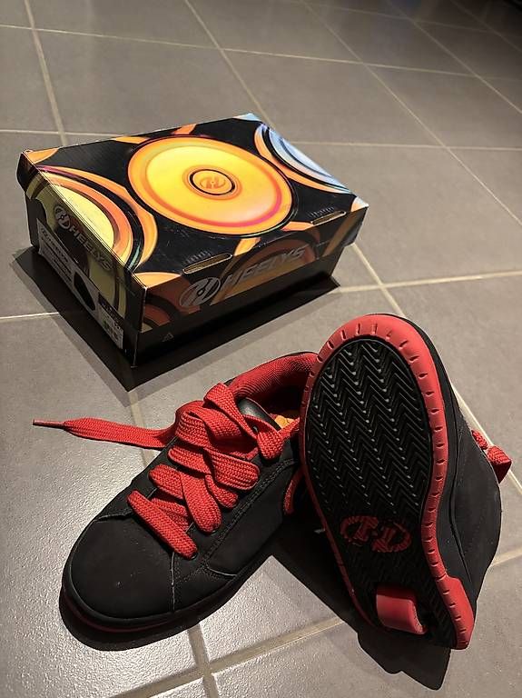 Patins à roul. & inline: Heelys Schuhe mit Rollen Grösse 35  – D'occasion à Riaz par economie_circulaire 1