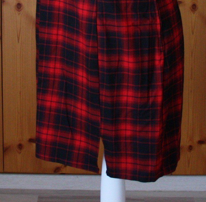Vestiti: Trägerkleid DIVIDED rot-schwarz Gr. 46 NEU – Nuovo (secondo la descrizione) da Flüelen venduto da Diversicum-Curvy 4