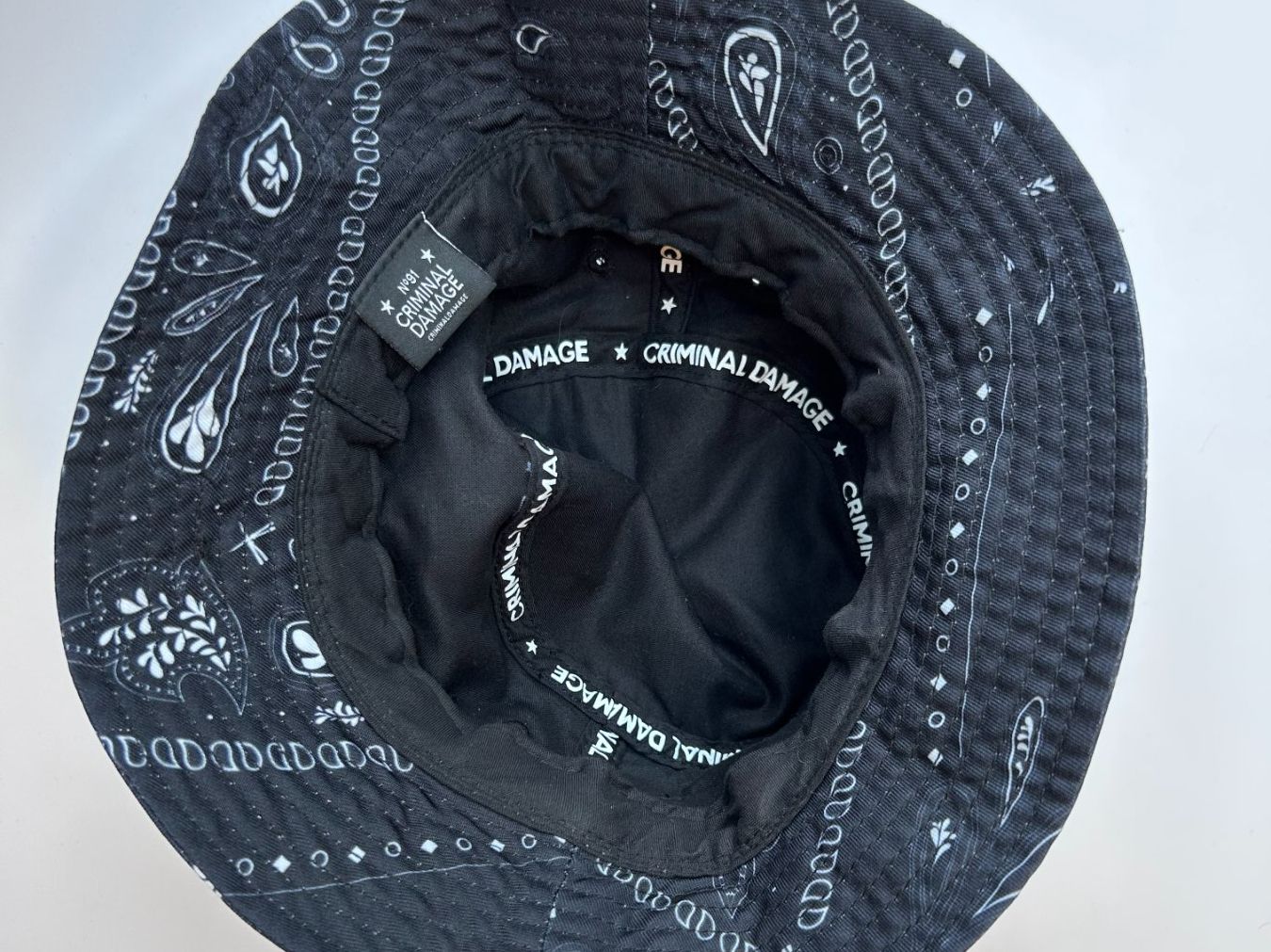 H&M Chapeaux, bonnets & casquettes: Criminal Damage Bucket Hat – D'occasion à St. Gallen par look-twice 4